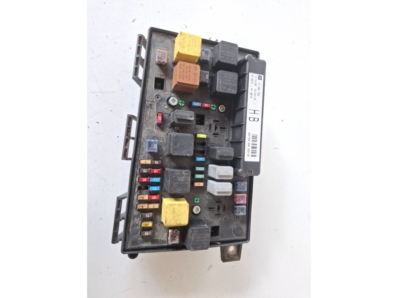 Recambio de caja reles / fusibles para opel zafira b z19dt referencia OEM IAM 13206754  