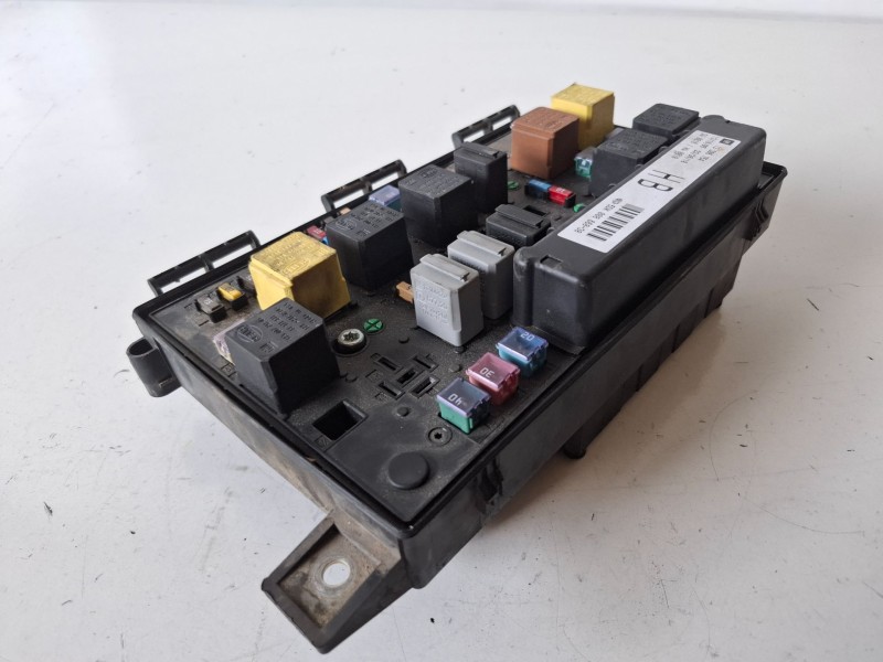 Recambio de caja reles / fusibles para opel zafira b z19dt referencia OEM IAM 13206754  