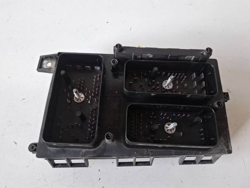 Recambio de caja reles / fusibles para opel zafira b z19dt referencia OEM IAM 13206754  