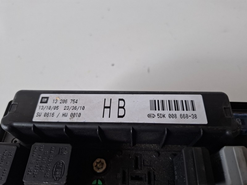 Recambio de caja reles / fusibles para opel zafira b z19dt referencia OEM IAM 13206754  