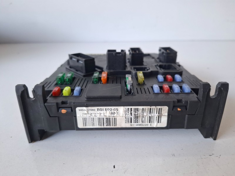 Recambio de caja reles / fusibles para citroen xsara picasso 9hz referencia OEM IAM 9653667680  