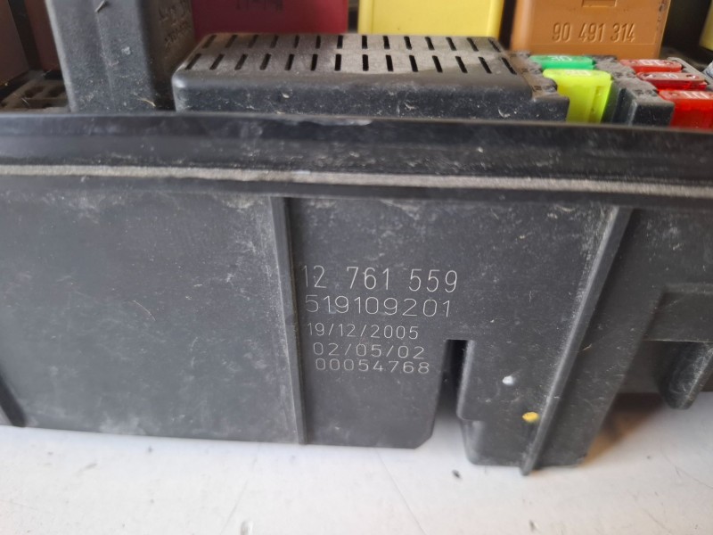 Recambio de caja reles / fusibles para saab 9-3 berlina z19dth referencia OEM IAM 519109201  