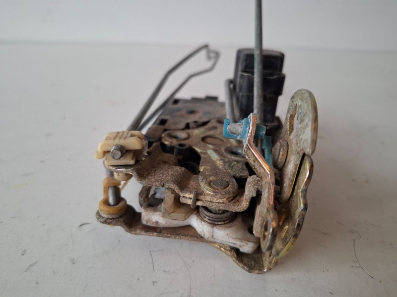 Recambio de cerradura puerta trasera derecha para chevrolet kalos f14d3 referencia OEM IAM   
