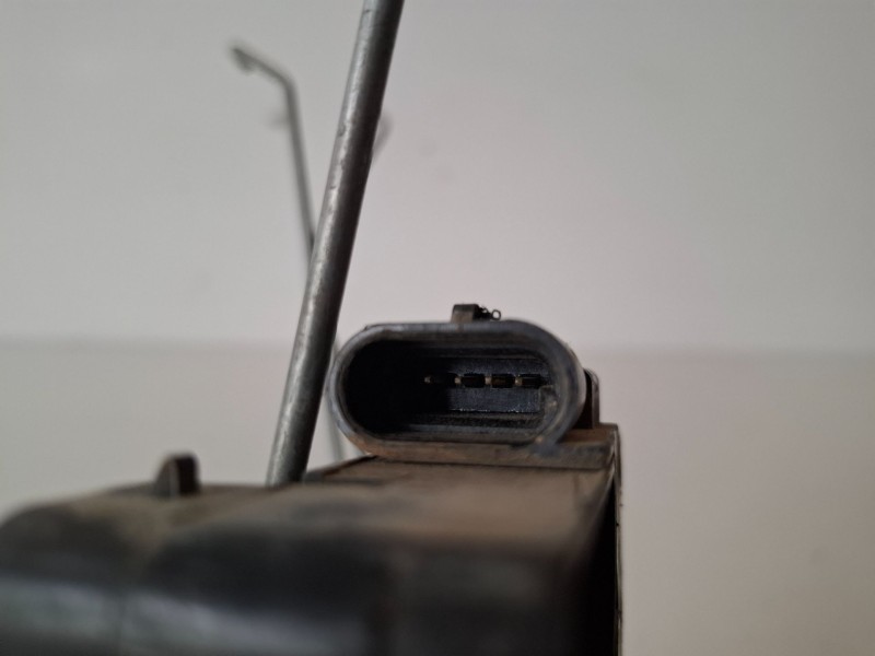 Recambio de cerradura puerta trasera derecha para chevrolet kalos f14d3 referencia OEM IAM   