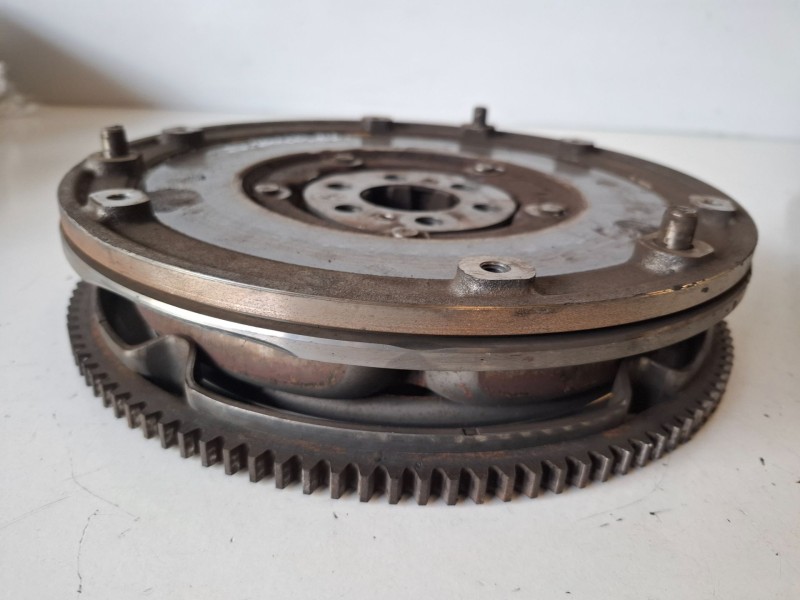 Recambio de volante motor para bmw serie 1 berlina (e81/e87) n45b16a referencia OEM IAM 752626805  