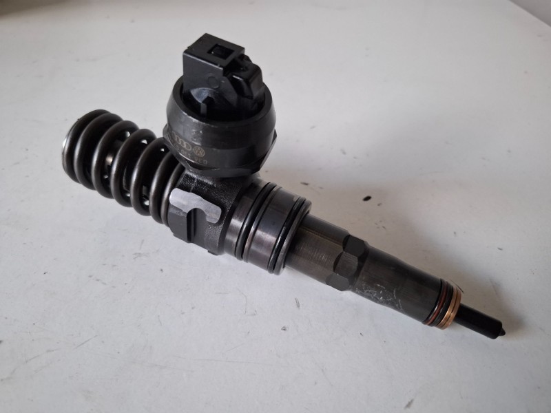 Recambio de inyector para volkswagen caddy (2k)(02.2004) bsu referencia OEM IAM 038130073B  