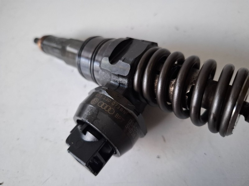 Recambio de inyector para volkswagen caddy (2k)(02.2004) bsu referencia OEM IAM 038130073B  