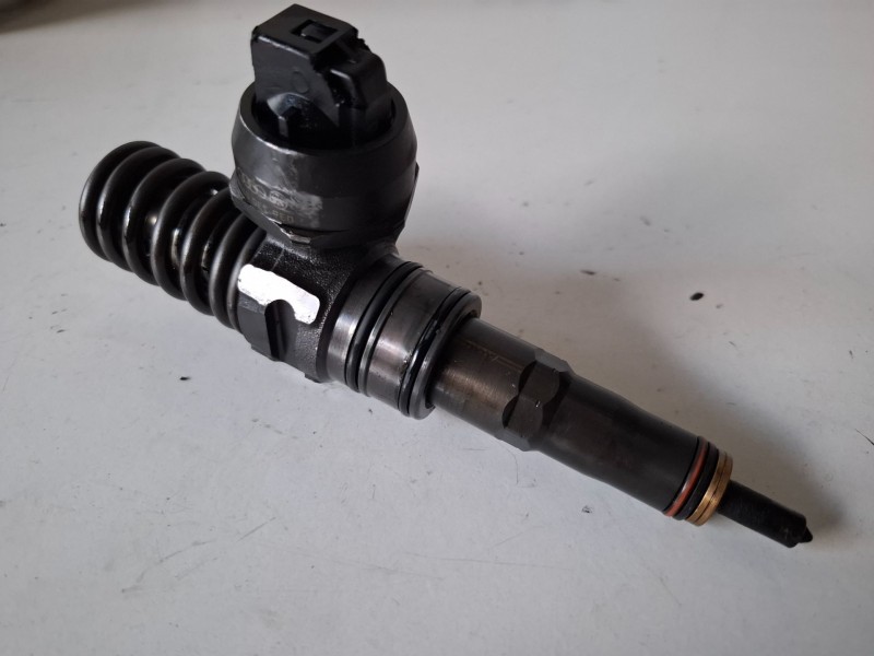 Recambio de inyector para volkswagen caddy (2k)(02.2004) bsu referencia OEM IAM 038130073B  
