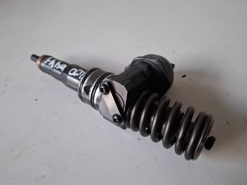 Recambio de inyector para volkswagen caddy (2k)(02.2004) bsu referencia OEM IAM 038130073B  
