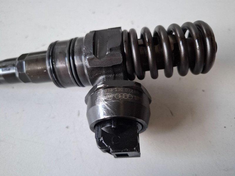 Recambio de inyector para volkswagen caddy (2k)(02.2004) bsu referencia OEM IAM 038130073B  