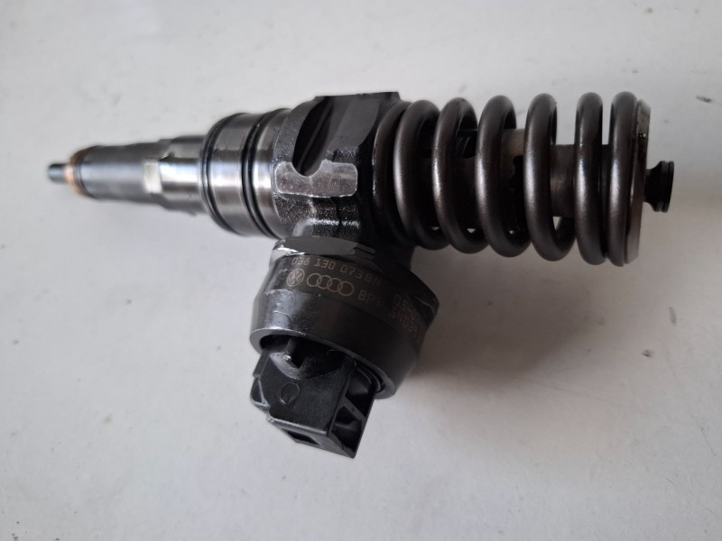 Recambio de inyector para volkswagen caddy (2k)(02.2004) bsu referencia OEM IAM 038130073B  