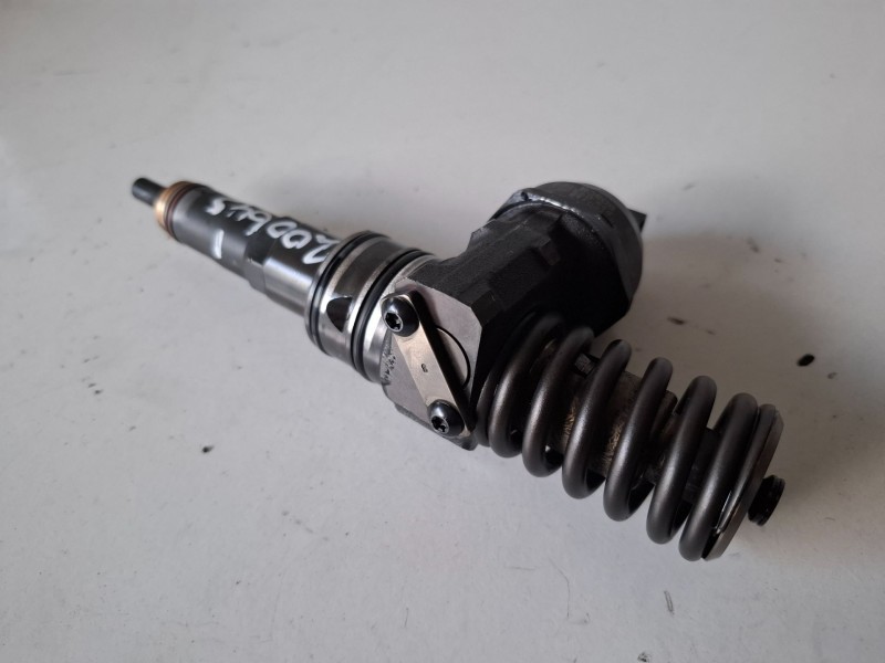 Recambio de inyector para volkswagen caddy (2k)(02.2004) bsu referencia OEM IAM 038130073B  