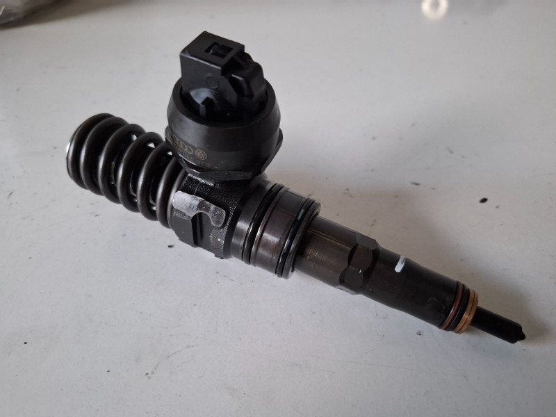 Recambio de inyector para volkswagen caddy (2k)(02.2004) bsu referencia OEM IAM 038130073B  