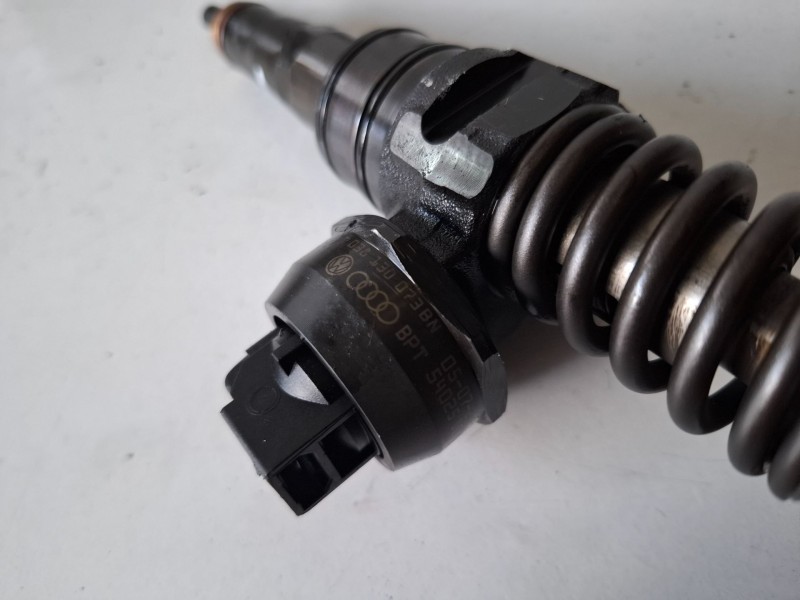 Recambio de inyector para volkswagen caddy (2k)(02.2004) bsu referencia OEM IAM 038130073B  