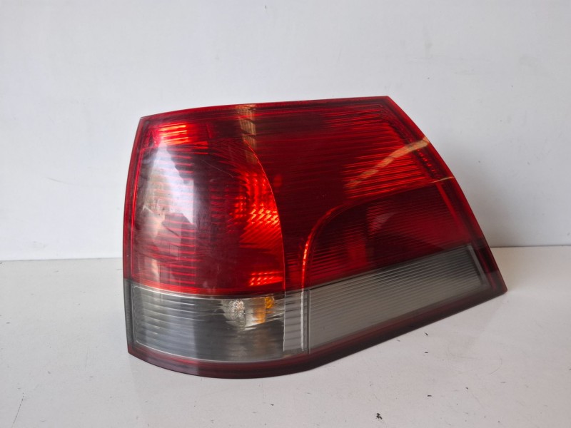 Recambio de piloto trasero derecho para opel vectra c caravan z19dth referencia OEM IAM 13184023  