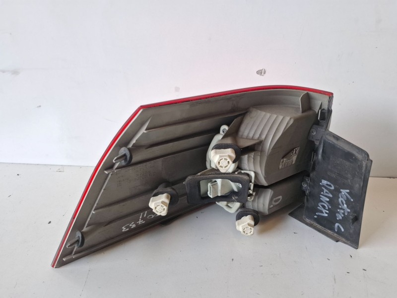 Recambio de piloto trasero derecho para opel vectra c caravan z19dth referencia OEM IAM 13184023  