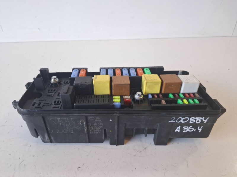 Recambio de caja reles / fusibles para opel vectra c berlina z19dth referencia OEM IAM 13190370  