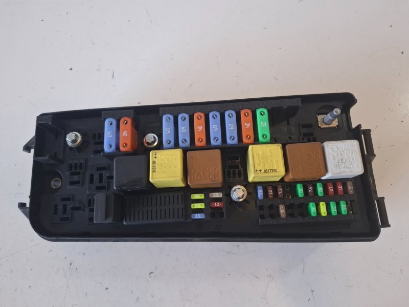 Recambio de caja reles / fusibles para opel vectra c berlina z19dth referencia OEM IAM 13190370  