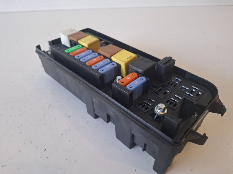 Recambio de caja reles / fusibles para opel vectra c berlina z19dth referencia OEM IAM 13190370  