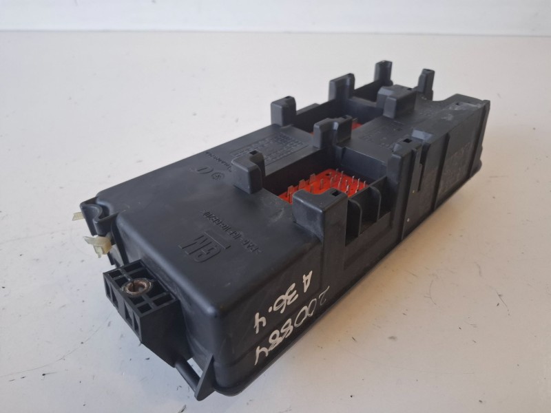 Recambio de caja reles / fusibles para opel vectra c berlina z19dth referencia OEM IAM 13190370  