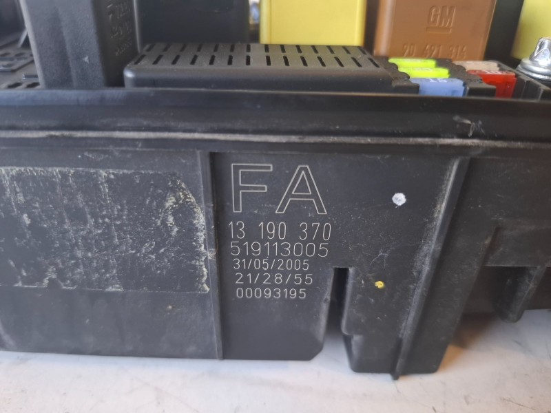 Recambio de caja reles / fusibles para opel vectra c berlina z19dth referencia OEM IAM 13190370  
