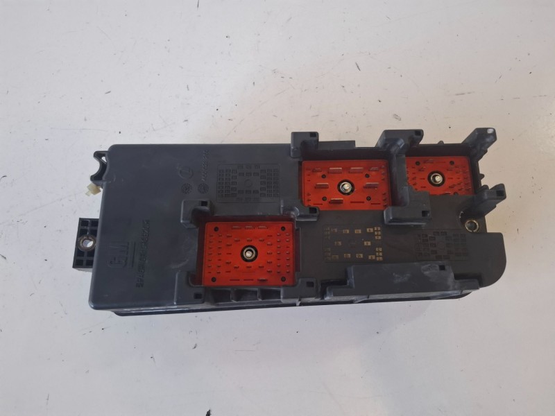 Recambio de caja reles / fusibles para opel vectra c berlina z19dth referencia OEM IAM 13190370  