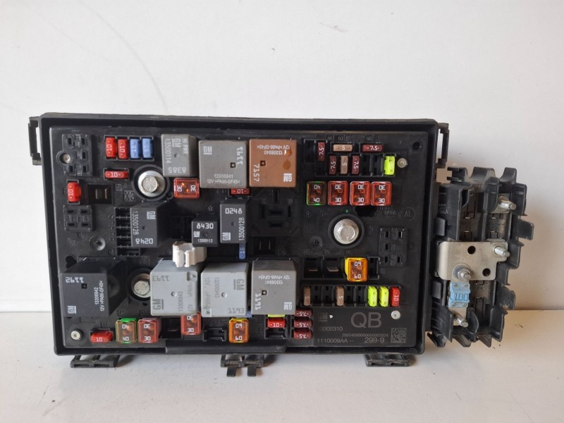 Recambio de caja reles / fusibles para opel astra h caravan a16xer referencia OEM IAM 13302310  