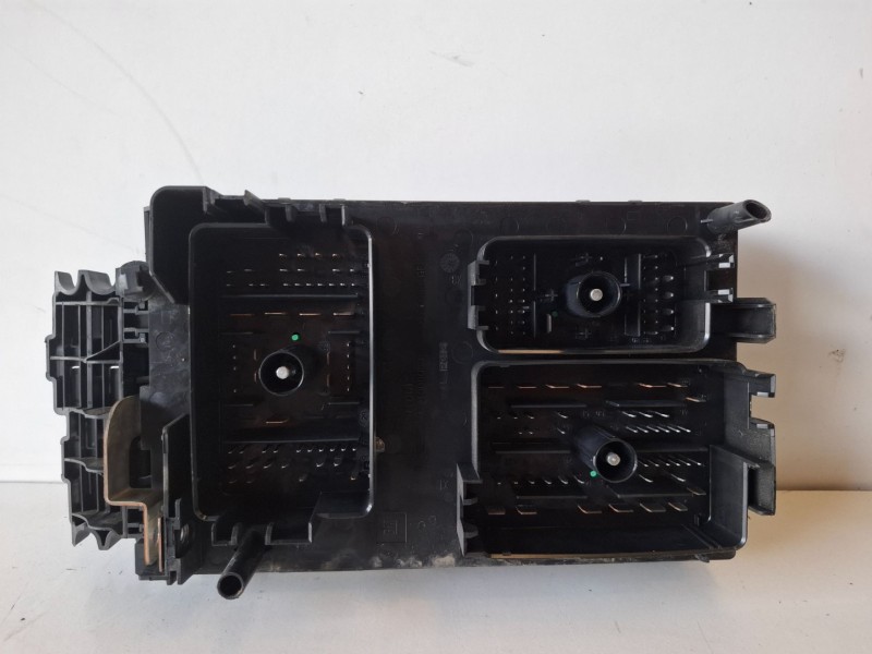 Recambio de caja reles / fusibles para opel astra h caravan a16xer referencia OEM IAM 13302310  