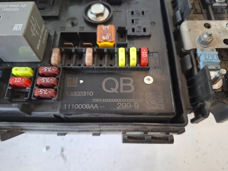 Recambio de caja reles / fusibles para opel astra h caravan a16xer referencia OEM IAM 13302310  