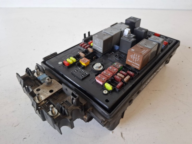 Recambio de caja reles / fusibles para opel astra h caravan a16xer referencia OEM IAM 13302310  