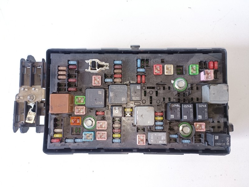 Recambio de caja reles / fusibles para opel insignia berlina a20dth referencia OEM IAM 13255300  