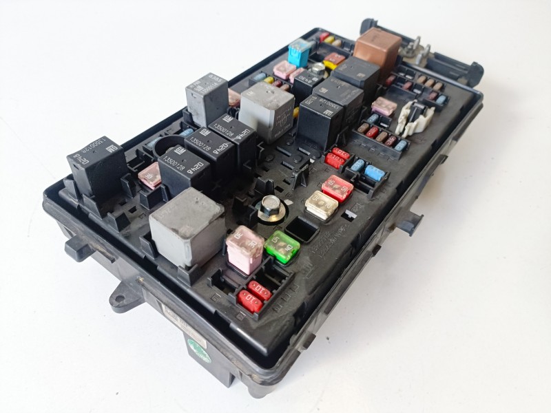 Recambio de caja reles / fusibles para opel insignia berlina a20dth referencia OEM IAM 13255300  