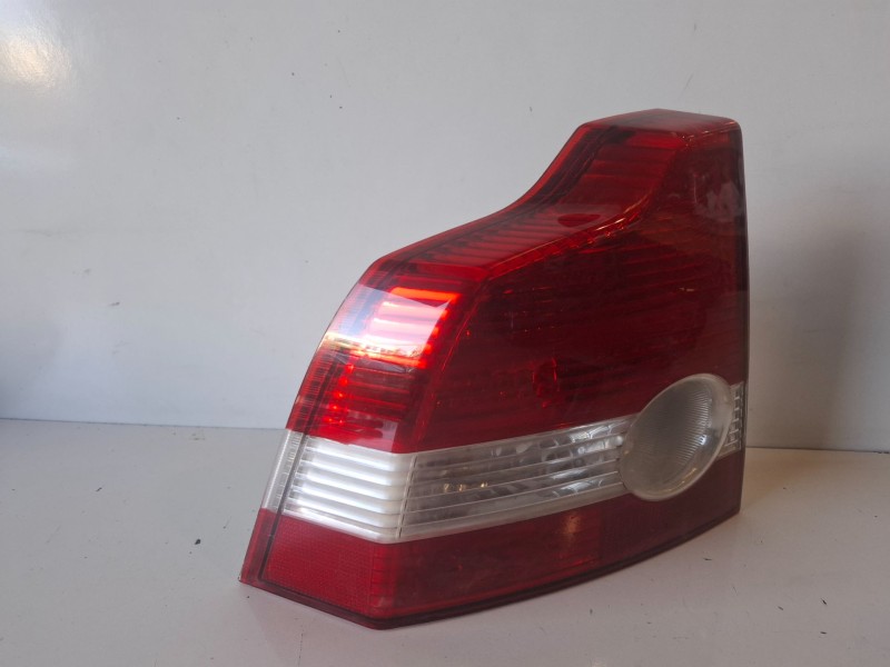 Recambio de piloto trasero izquierdo para volvo s40 berlina d4204t referencia OEM IAM   