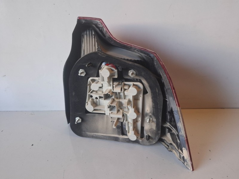Recambio de piloto trasero izquierdo para volvo s40 berlina d4204t referencia OEM IAM   