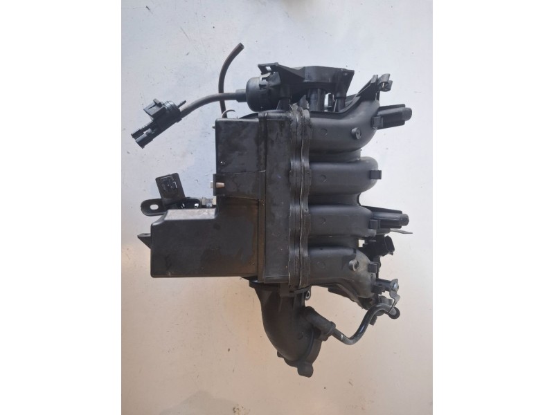 Recambio de colector admision para opel astra h caravan a16xer referencia OEM IAM 55561187  
