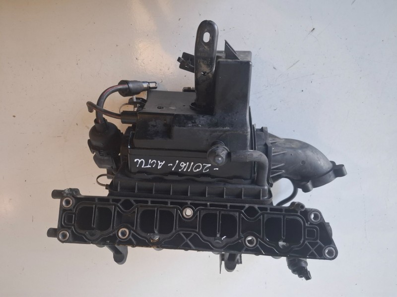 Recambio de colector admision para opel astra h caravan a16xer referencia OEM IAM 55561187  